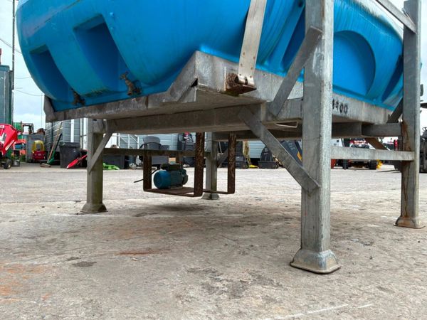 2000 litres Water bowser / Galvanised stand....509 397668120