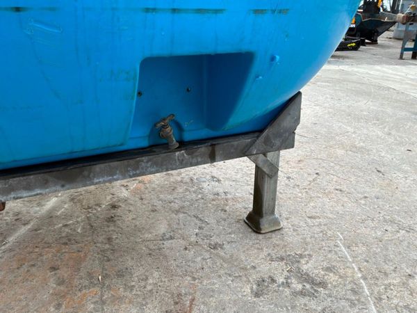 2000 litres Water bowser / Galvanised stand....509 397668125