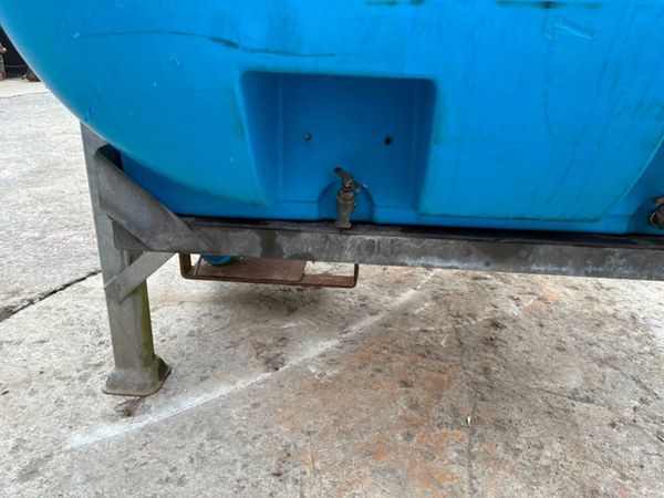 2000 litres Water bowser / Galvanised stand....509 397668126
