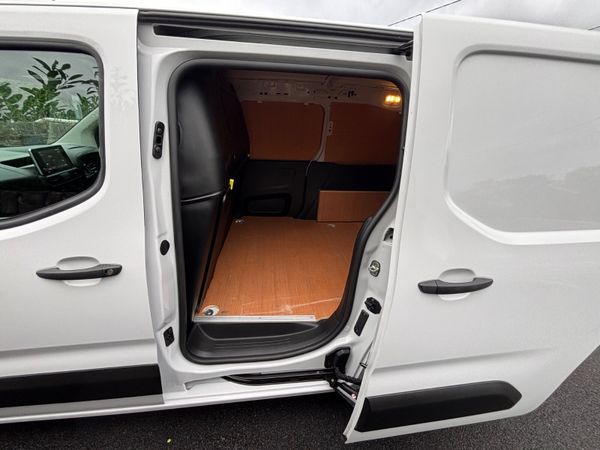 Fiat DOBLO new model 3 seats,18000kms  like new 397722371