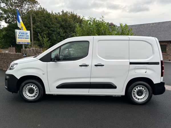 Fiat DOBLO new model 3 seats,18000kms  like new 397722325