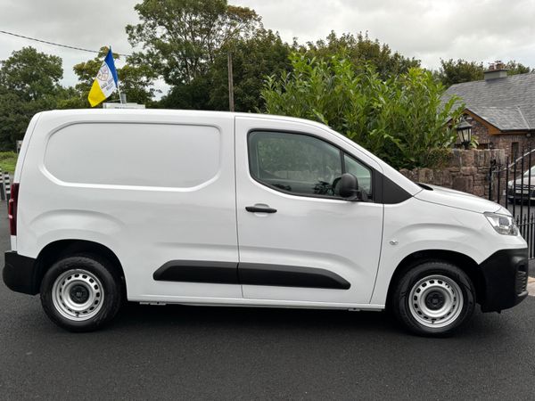 Fiat DOBLO new model 3 seats,18000kms  like new 397722327