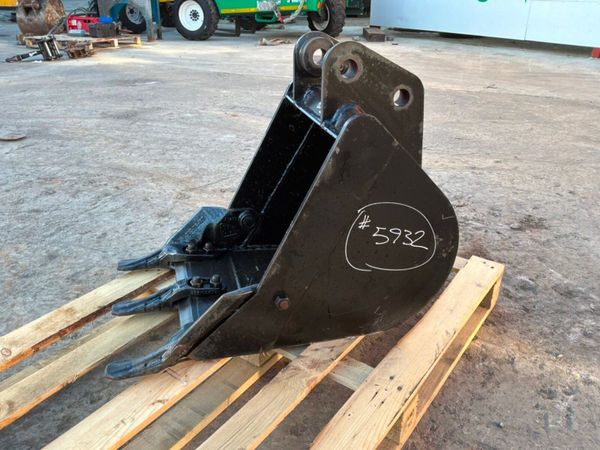 New / unused 18"  JCB  bucket......35mm pins...... 397868144
