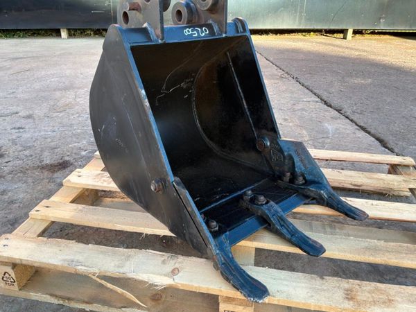 New / unused 18"  JCB  bucket......35mm pins...... 397868146