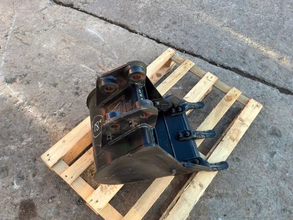 New / unused 18"  JCB  bucket......35mm pins...... 397868109