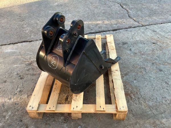 New / unused 18"  JCB  bucket......35mm pins...... 397868112