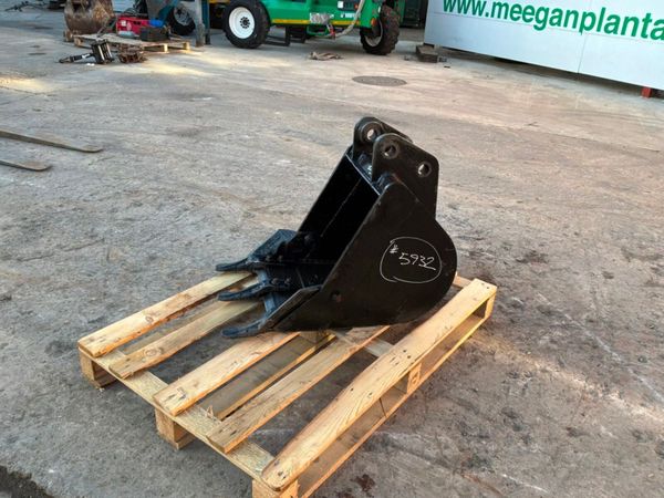 New / unused 18"  JCB  bucket......35mm pins...... 397868120