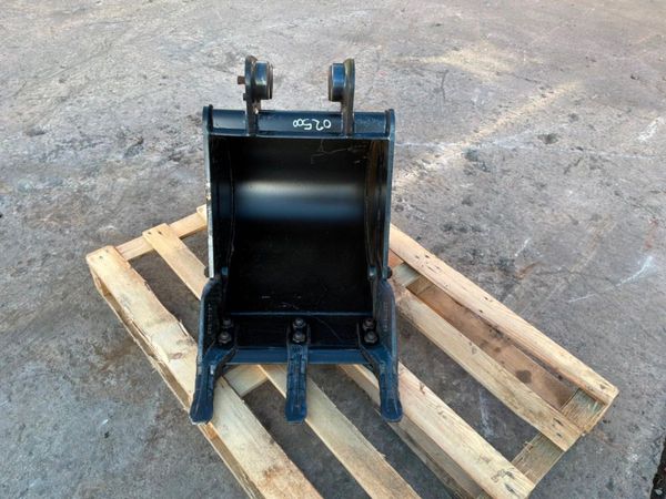 New / unused 18"  JCB  bucket......35mm pins...... 397868125