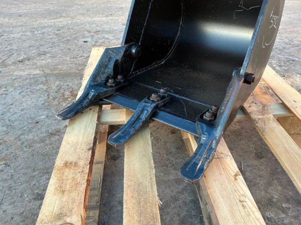 New / unused 18"  JCB  bucket......35mm pins...... 397868127