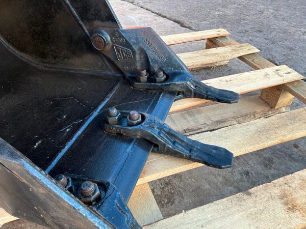 New / unused 18"  JCB  bucket......35mm pins...... 397868131