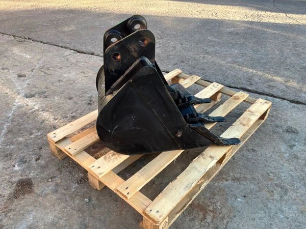New / unused 18"  JCB  bucket......35mm pins...... 397868135