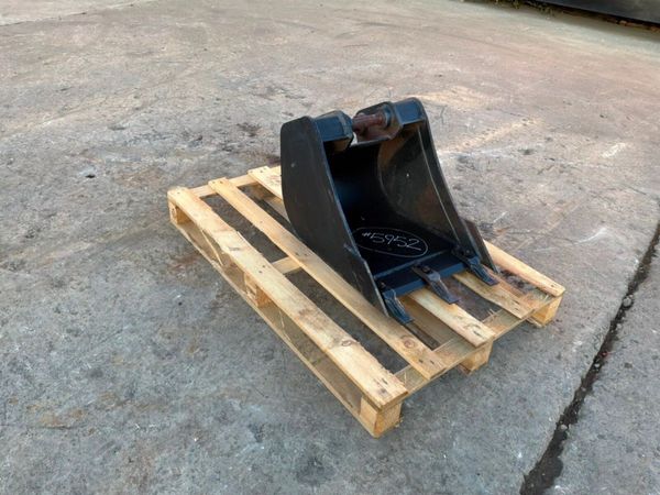 New / unused 18" JCB scoop bucket...35mm pins...59 397874614
