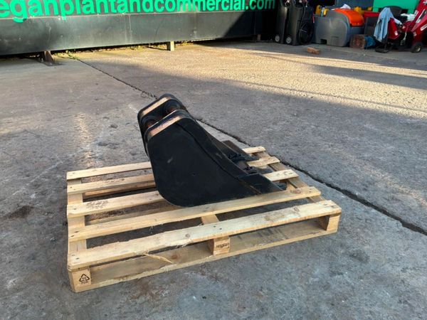 New / unused 18" JCB scoop bucket...35mm pins...59 397874615
