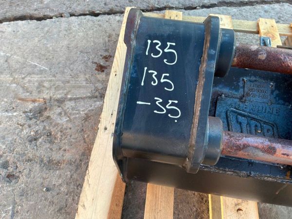 New / unused 18" JCB scoop bucket...35mm pins...59 397874617