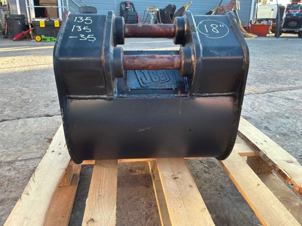 New / unused 18" JCB scoop bucket...35mm pins...59 397874622