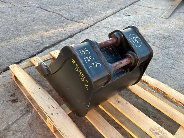New / unused 18" JCB scoop bucket...35mm pins...59 397874623