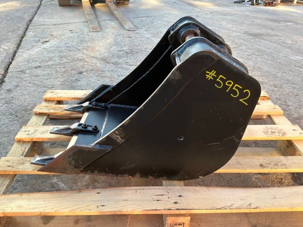 New / unused 18" JCB scoop bucket...35mm pins...59 397874624