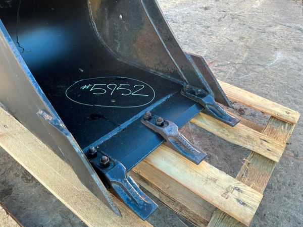 New / unused 18" JCB scoop bucket...35mm pins...59 397874625