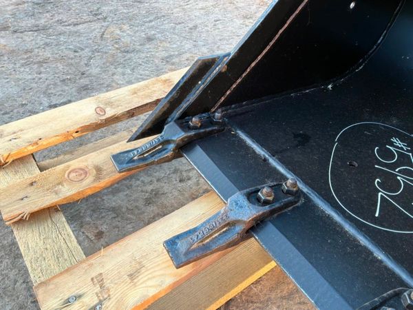 New / unused 18" JCB scoop bucket...35mm pins...59 397874626