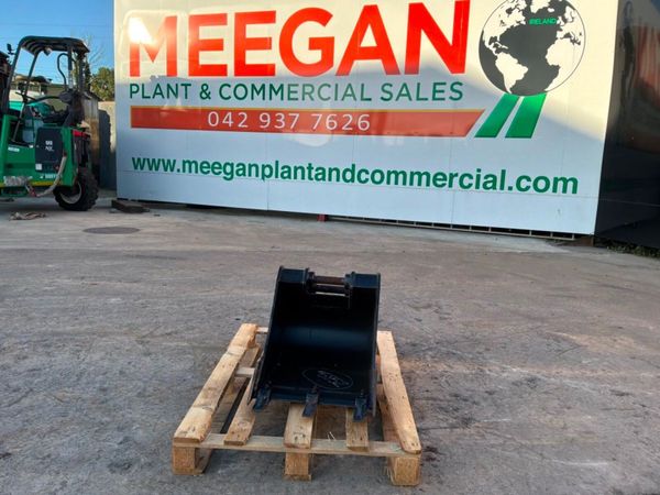 New / unused 18" JCB scoop bucket...35mm pins...59 397874628