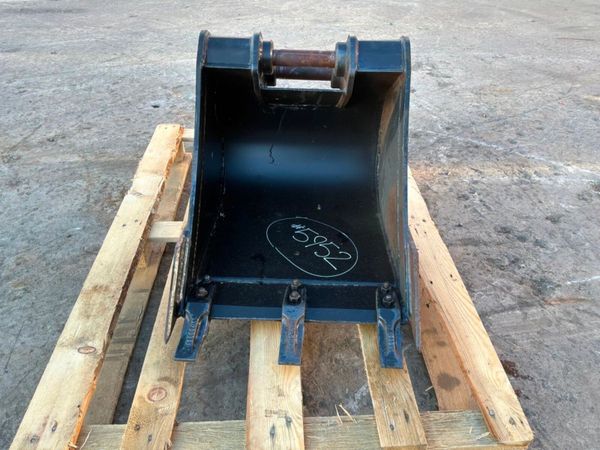 New / unused 18" JCB scoop bucket...35mm pins...59 397874629