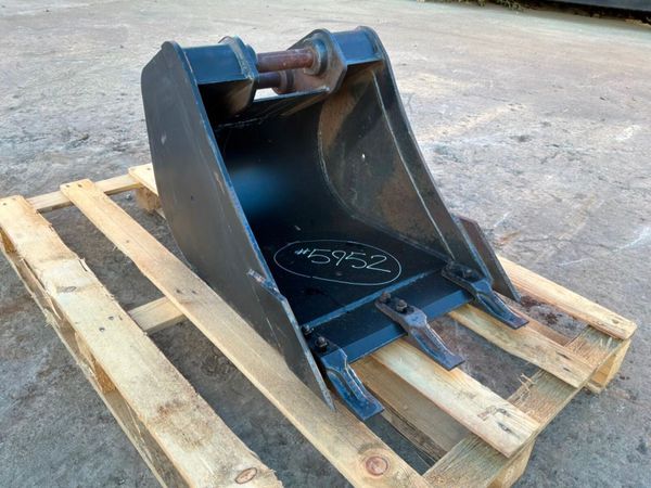 New / unused 18" JCB scoop bucket...35mm pins...59 397874630