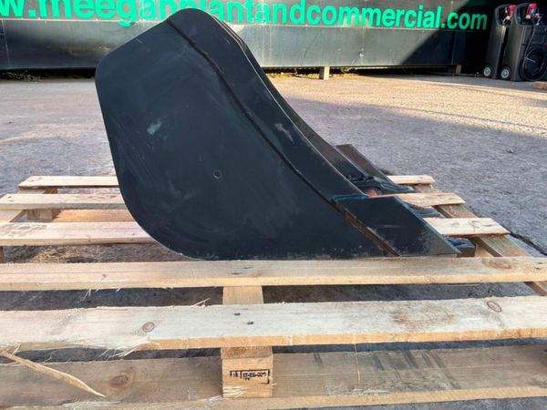 New / unused 18" JCB scoop bucket...35mm pins...59 397874631