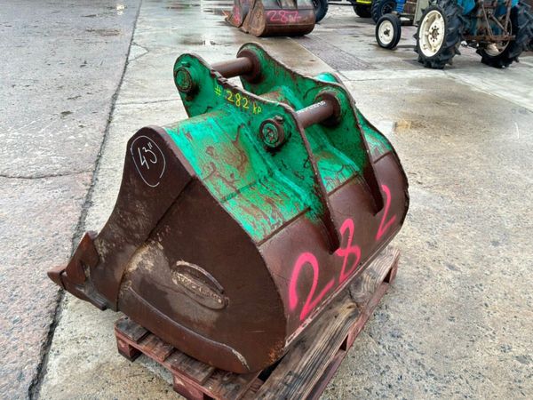 43" Strickland digging bucket.......65mm pins..... 398056901