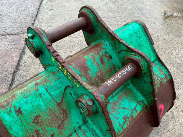 43" Strickland digging bucket.......65mm pins..... 398056903