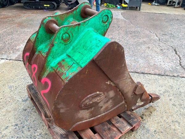 43" Strickland digging bucket.......65mm pins..... 398056906