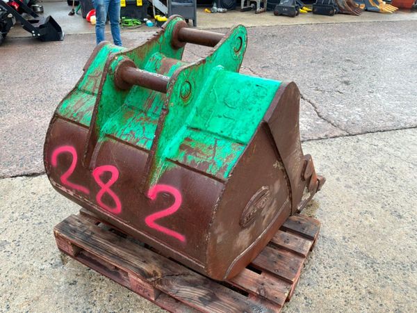 43" Strickland digging bucket.......65mm pins..... 398056909