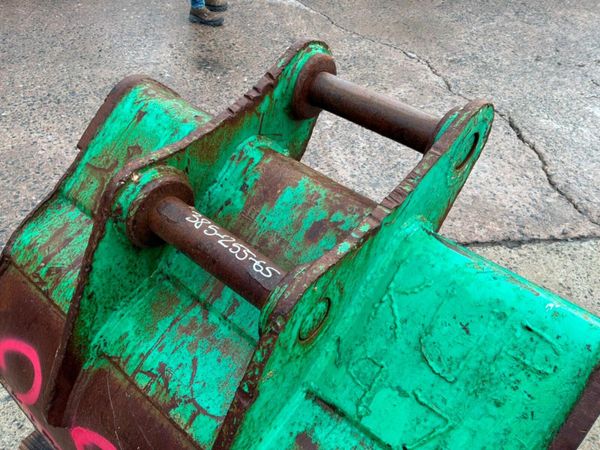 43" Strickland digging bucket.......65mm pins..... 398056912