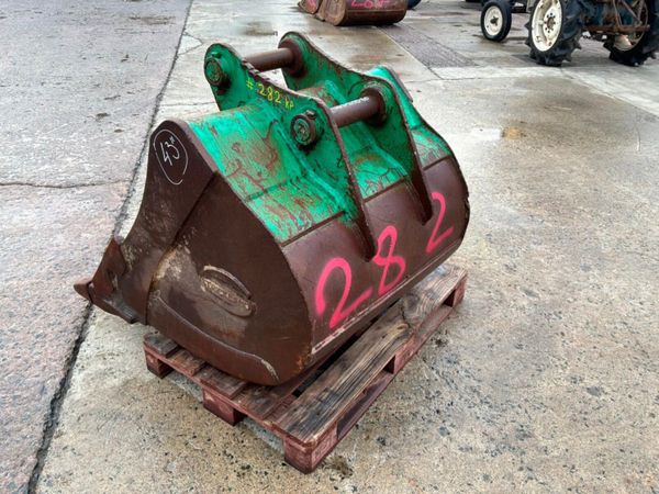 43" Strickland digging bucket.......65mm pins..... 398056926