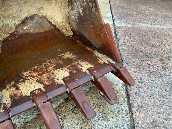 43" Strickland digging bucket.......65mm pins..... 398056928