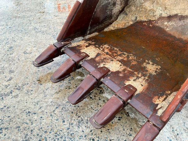 43" Strickland digging bucket.......65mm pins..... 398056931