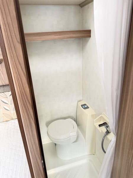 ✨2015 SWIFT FREESTYLE SE 4 BERTH FIXED BED✨ 398031737