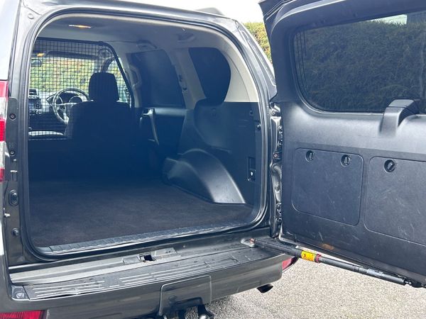 2016 Toyota Land Cruiser LWB Auto… 398250510