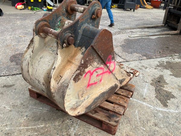 34" JCB digging bucket......65mm pins..........278 398290471