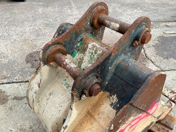 34" JCB digging bucket......65mm pins..........278 398290473