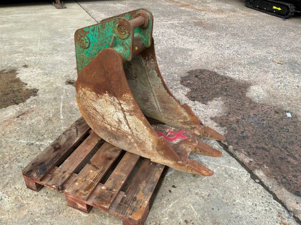 18" Strickland digging bucket.....50mm pins......2 398290562