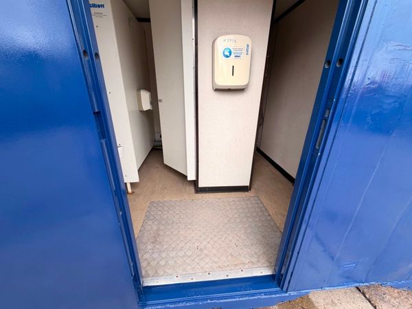 16 x 9  male / female toilet block unit ....3732 398290789