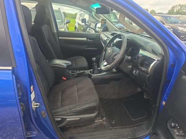 Toyota Hilux 2.4 D4D Invincible 398218373