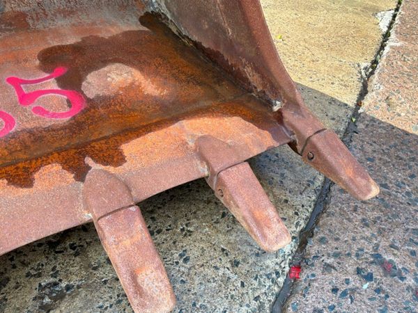 48" toothed digging bucket......65mm pins.......28 398445903