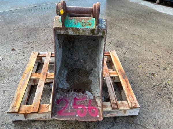 18" gummy digging bucket....50mm pins........256kp 398445912
