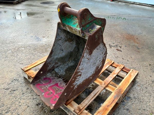 18" gummy digging bucket....50mm pins........256kp 398445913