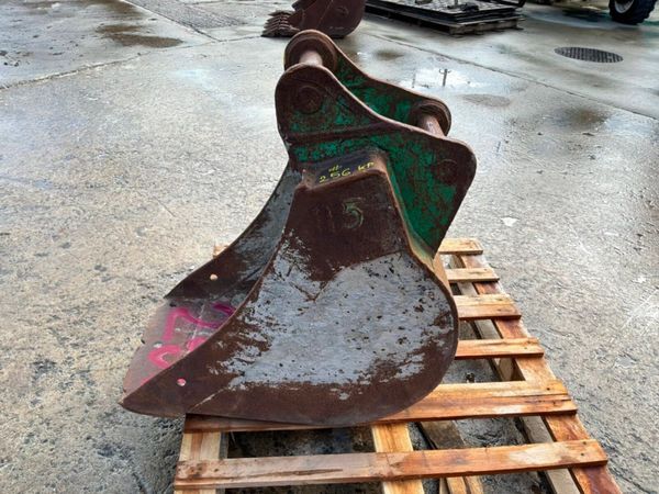 18" gummy digging bucket....50mm pins........256kp 398445914