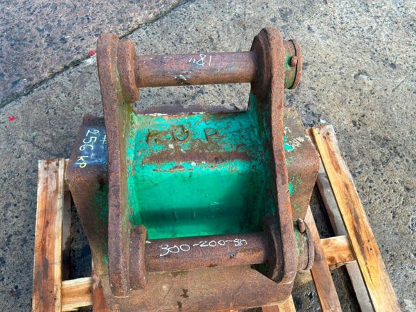 18" gummy digging bucket....50mm pins........256kp 398445921