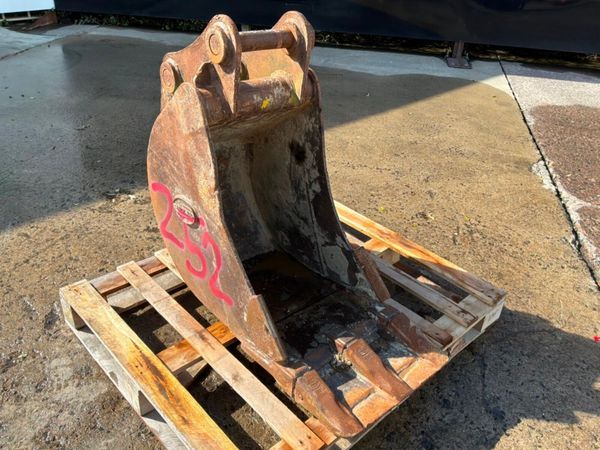 18" Strickland digging Bucket.........50mm pins... 398401740