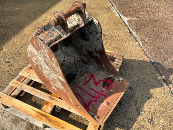 24" JCB 3 Cx digging bucket......45mm pins........ 398401755