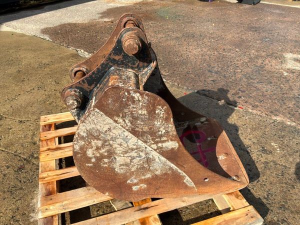 24" JCB 3 Cx digging bucket......45mm pins........ 398401758